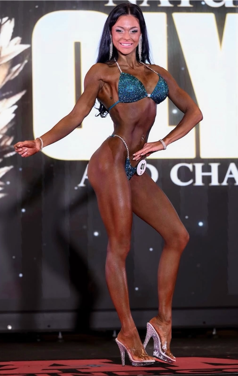 Bikini verseny pózolás Pleaser fitness verseny cipőben – Köröskényi Enikő